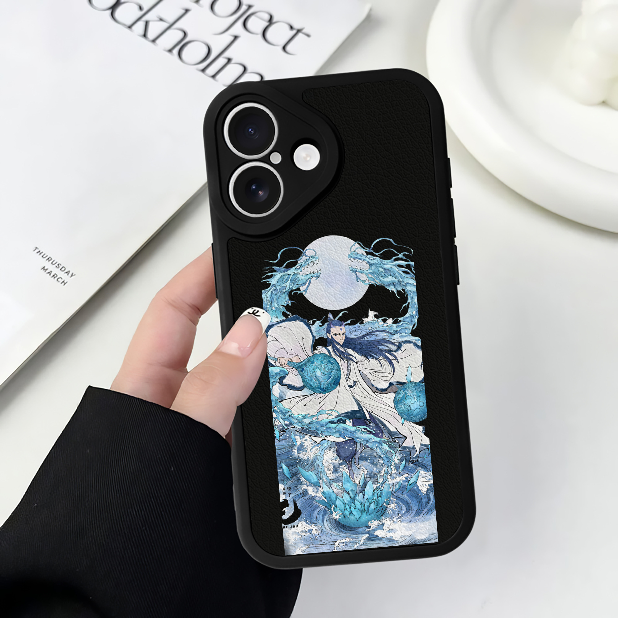 （画像用） Ne Zha 2 ナタ 魔童の大暴れ 【iPhone 16シリーズ対応】シリコンスマホケース（レザー調） 材質：シリコン